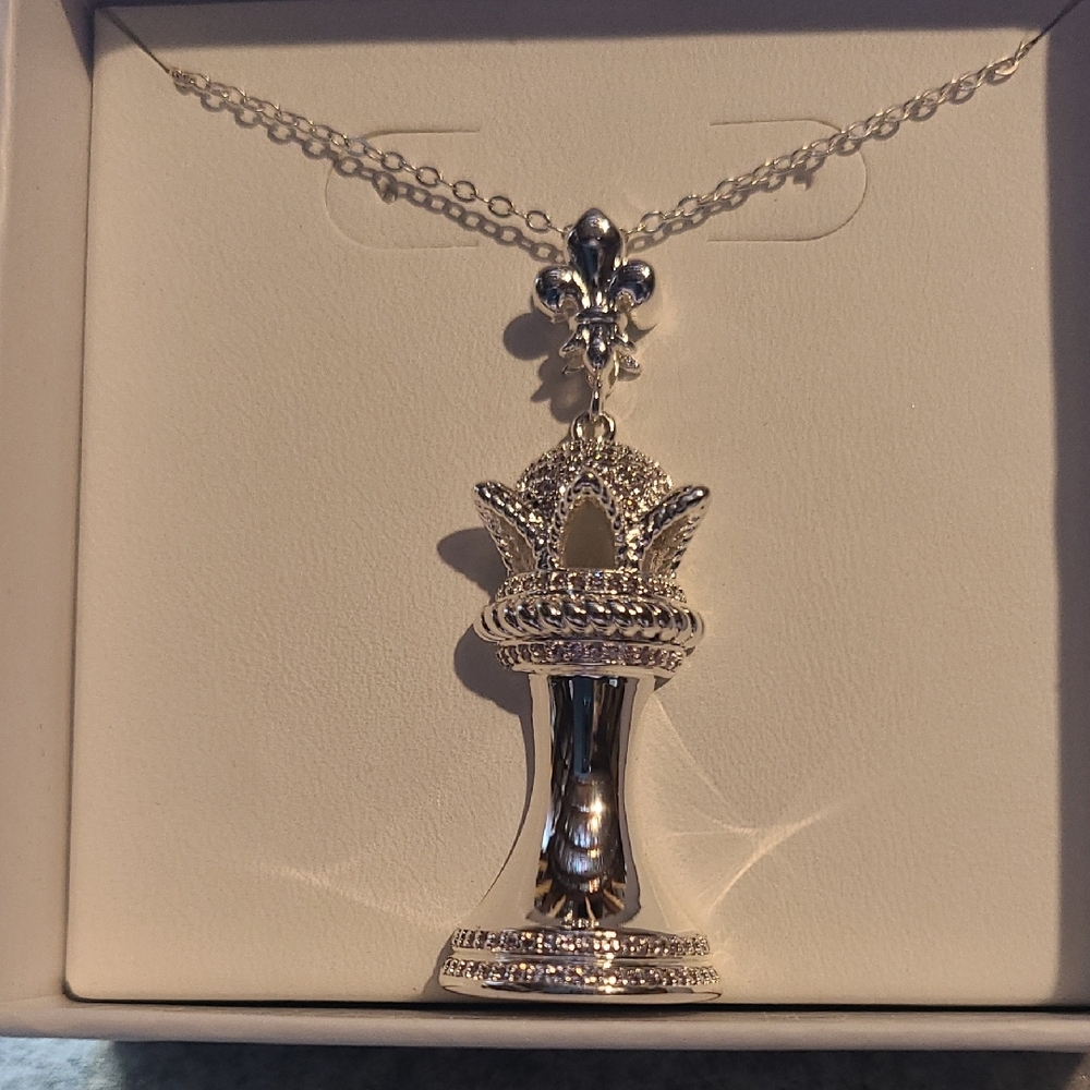 Elegant Silver Pendant Necklace